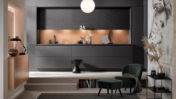 Häcker Küche mit großen geschlossenen Schränken