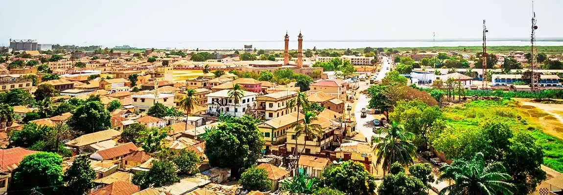 Hafen von Banjul in Gambia mit Booten und Küste