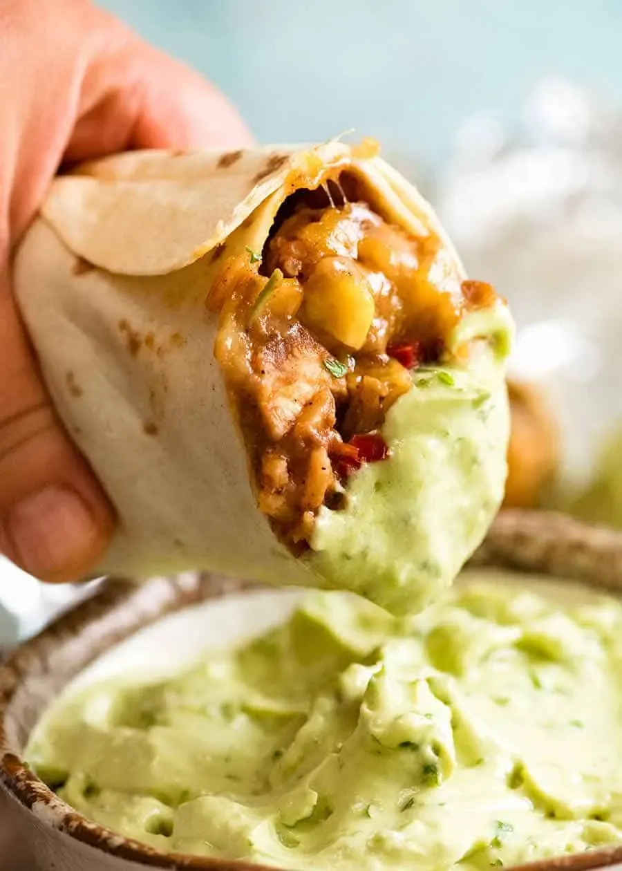 Hähnchen Burrito in Avocado Sauce tunken