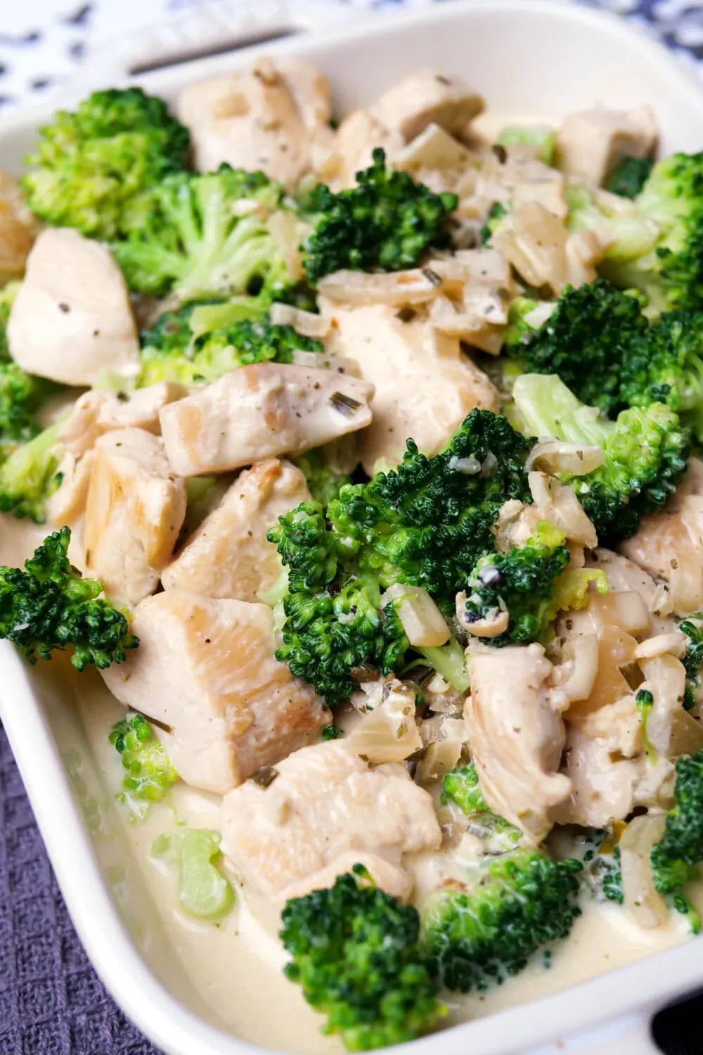 Hähnchen und Brokkoli in der Auflaufform