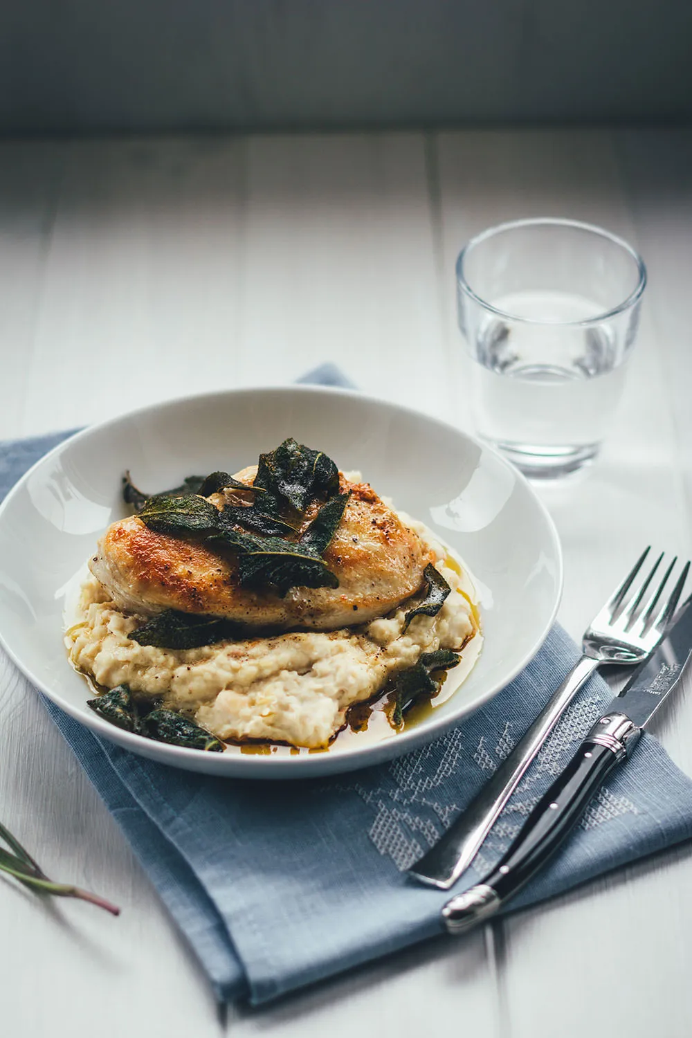 Hähnchenbrustfilet mit Bohnen-Ziegenfrischkäse-Püree und Salbeibutter