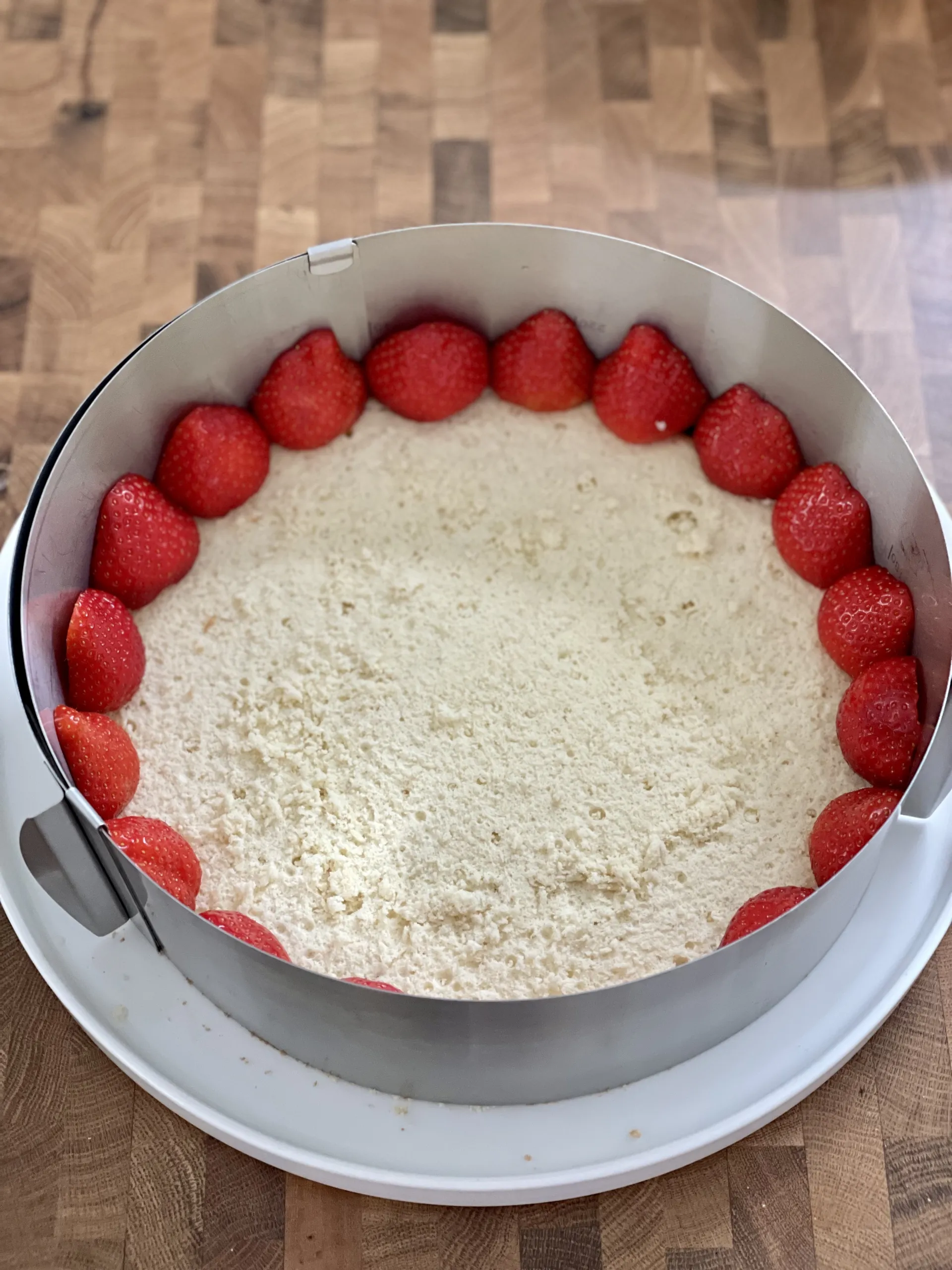 Halbe Erdbeeren am Rand platzieren