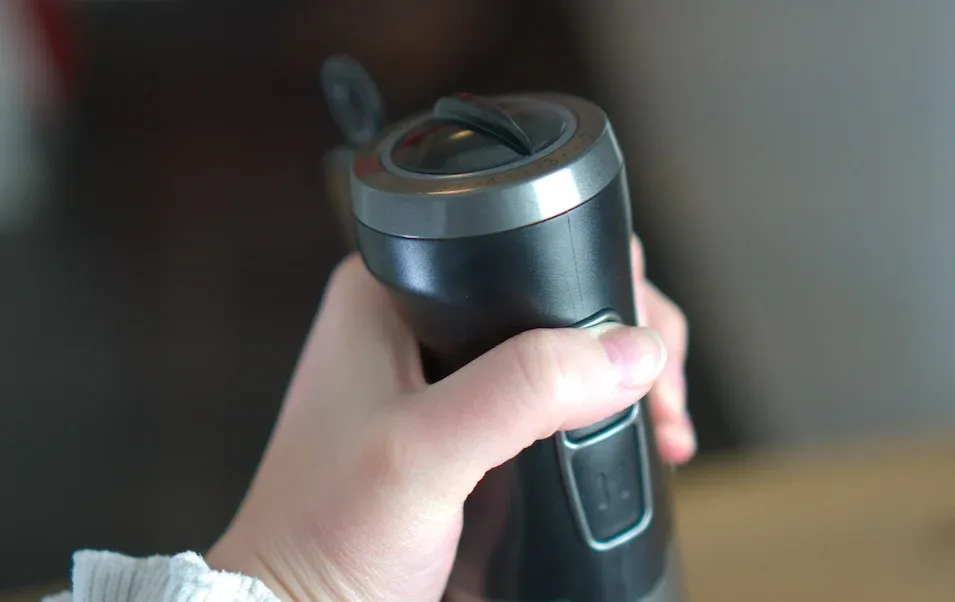 Hand hält Stabmixer fest für die Zubereitung von Speisen