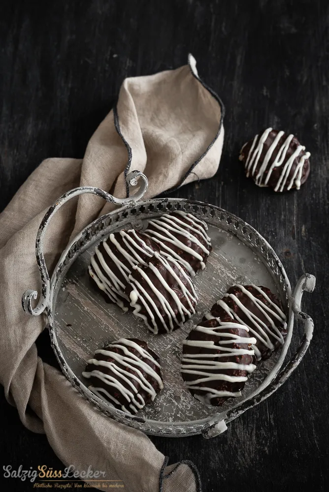 Hand verziert abgekühlte Lebkuchen mit dunkler Schokolade