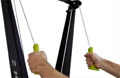 Hände greifen die ergonomischen SkiErg Griffe