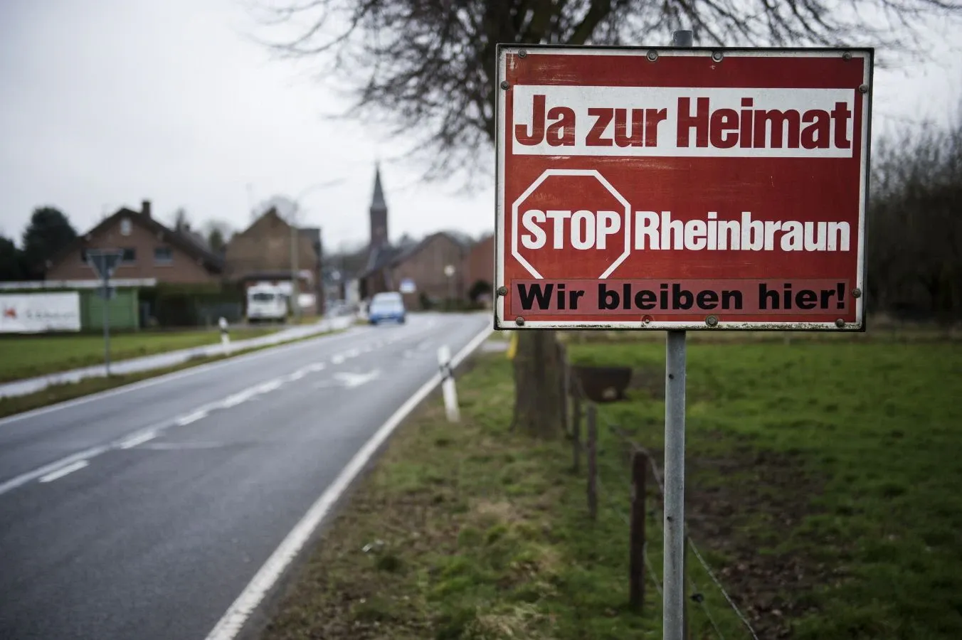 Hans-Josef Pisters vor dem Hintergrund des Tagebaus, der sein Dorf zerstört