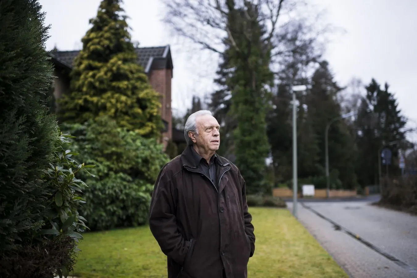 Hans-Josef Pisters vor seinem Haus in Keyenberg mit der Efeubirke