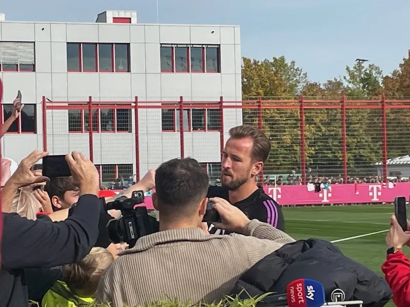 Harry Kane signiert geduldig Autogramme für wartende Fans