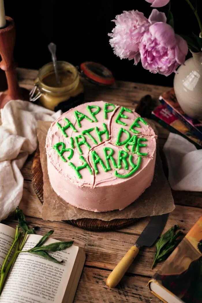 Harry Potter Kuchen auf einem Holztisch mit Büchern