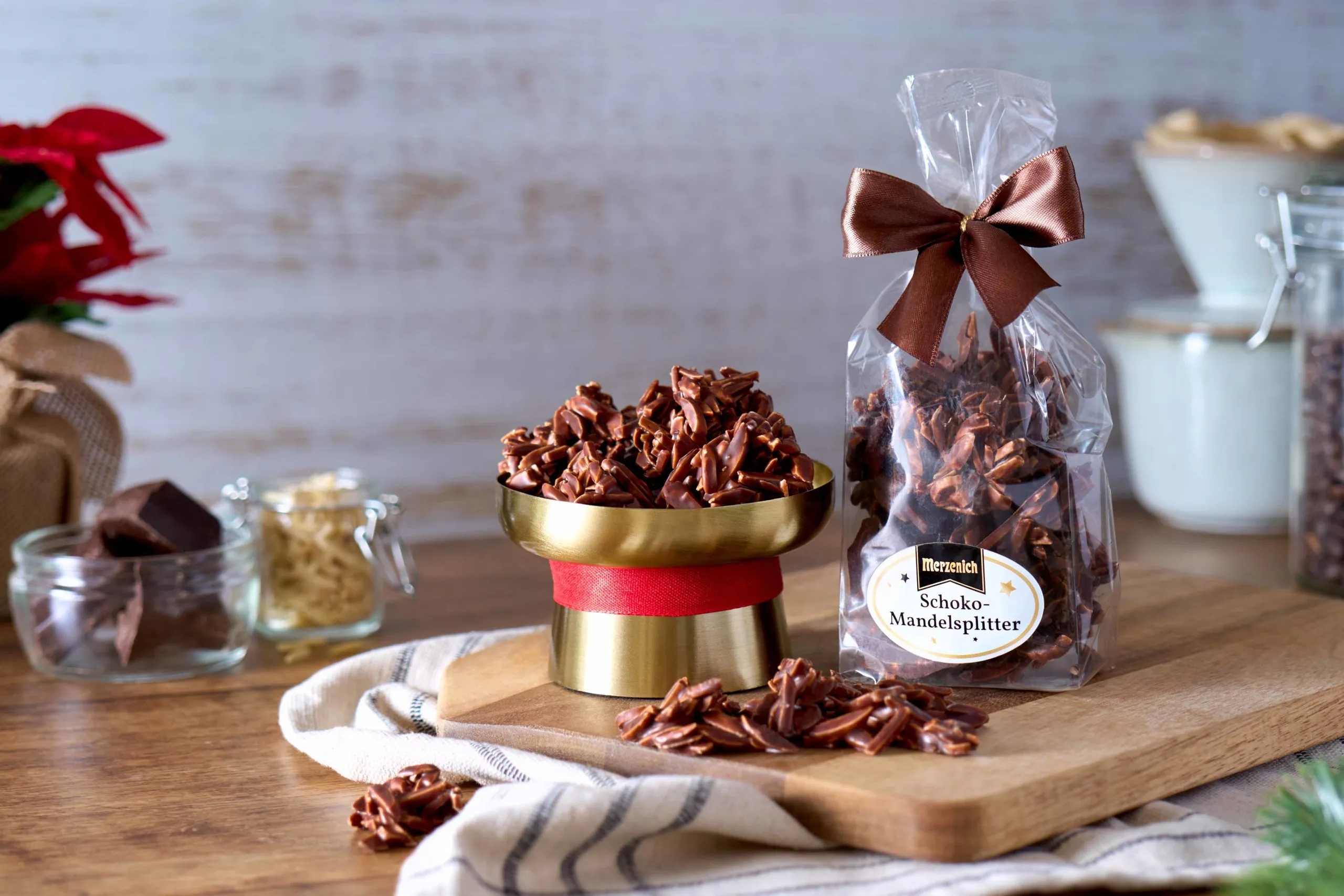 Haufen von dunklen Schoko-Mandelsplittern