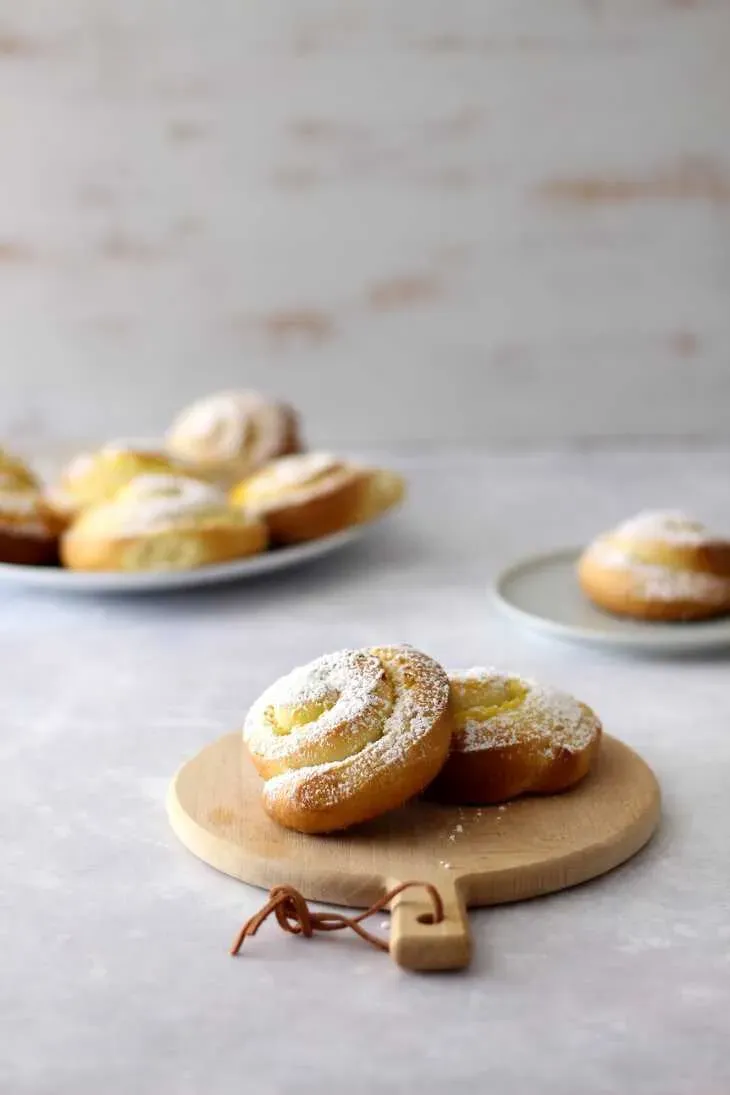 Haufen von Puddingschnecken auf einem Backblech, kurz vor dem Backen oder frisch herausgenommen