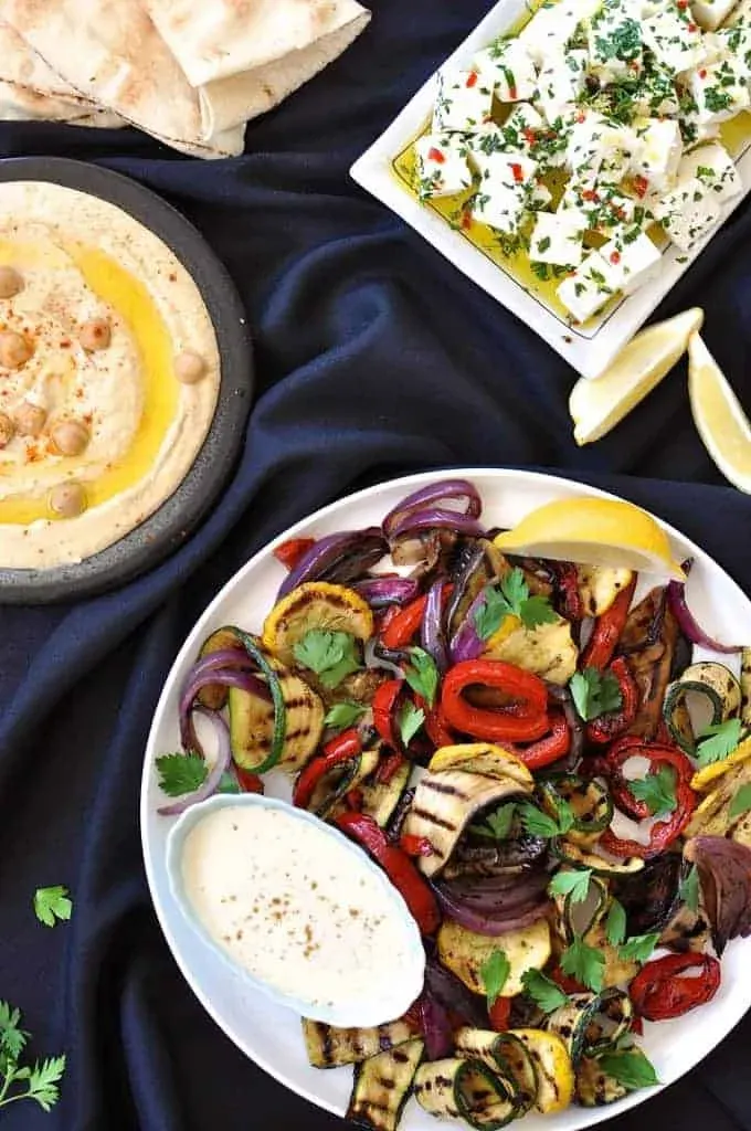 Hausgemachte Antipasto-Platte mit Grillgemüse