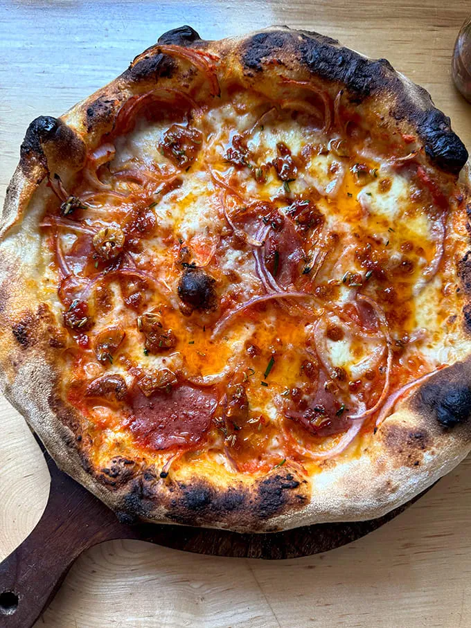 Hausgemachte Pizza mit Rosenkohlbelag, gebacken im Ofen