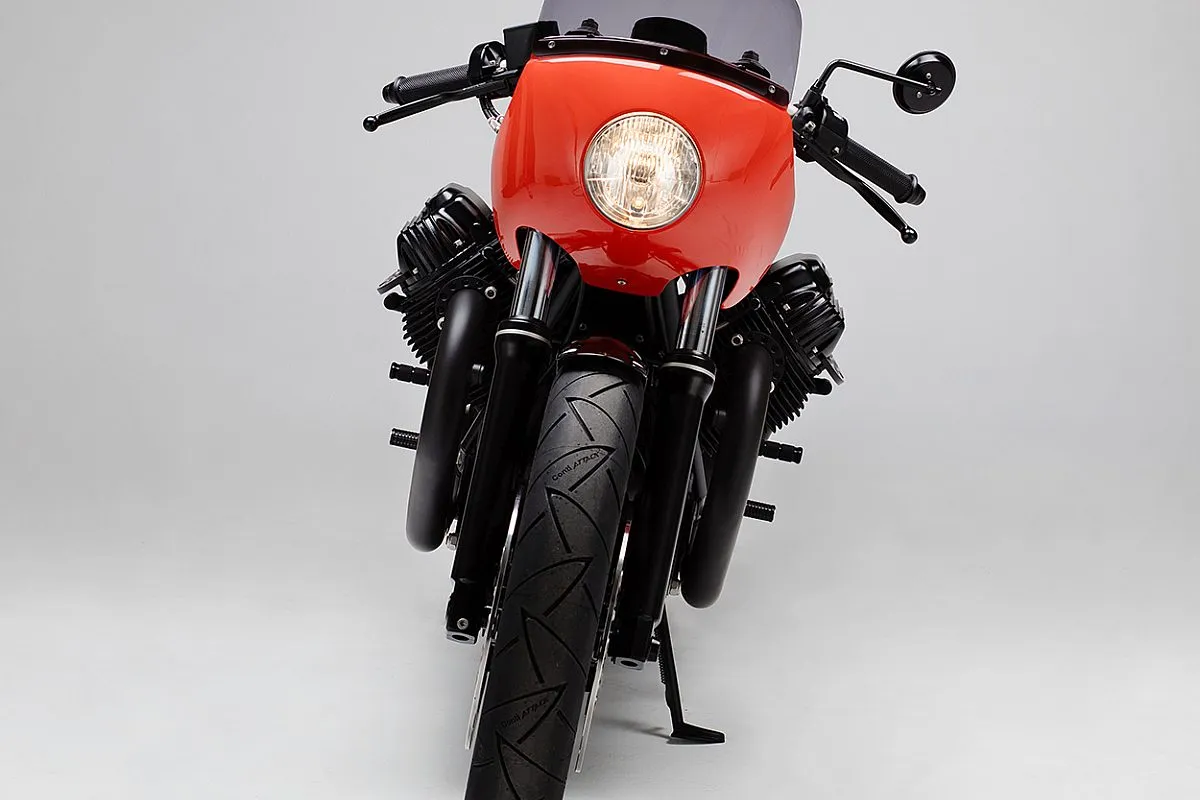 Heckansicht der Kaffeemaschine Moto Guzzi KM22 mit LED-Rücklicht