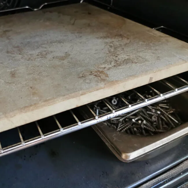 Hefebrot im Ofen mit Backstein und Schwader