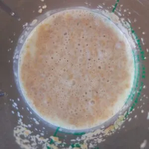 Hefeteig geht in einer Schüssel auf