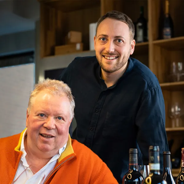 Heiner Lobenberg, der Wein-Urgewalt aus Bremen, vor seinem Weinlager