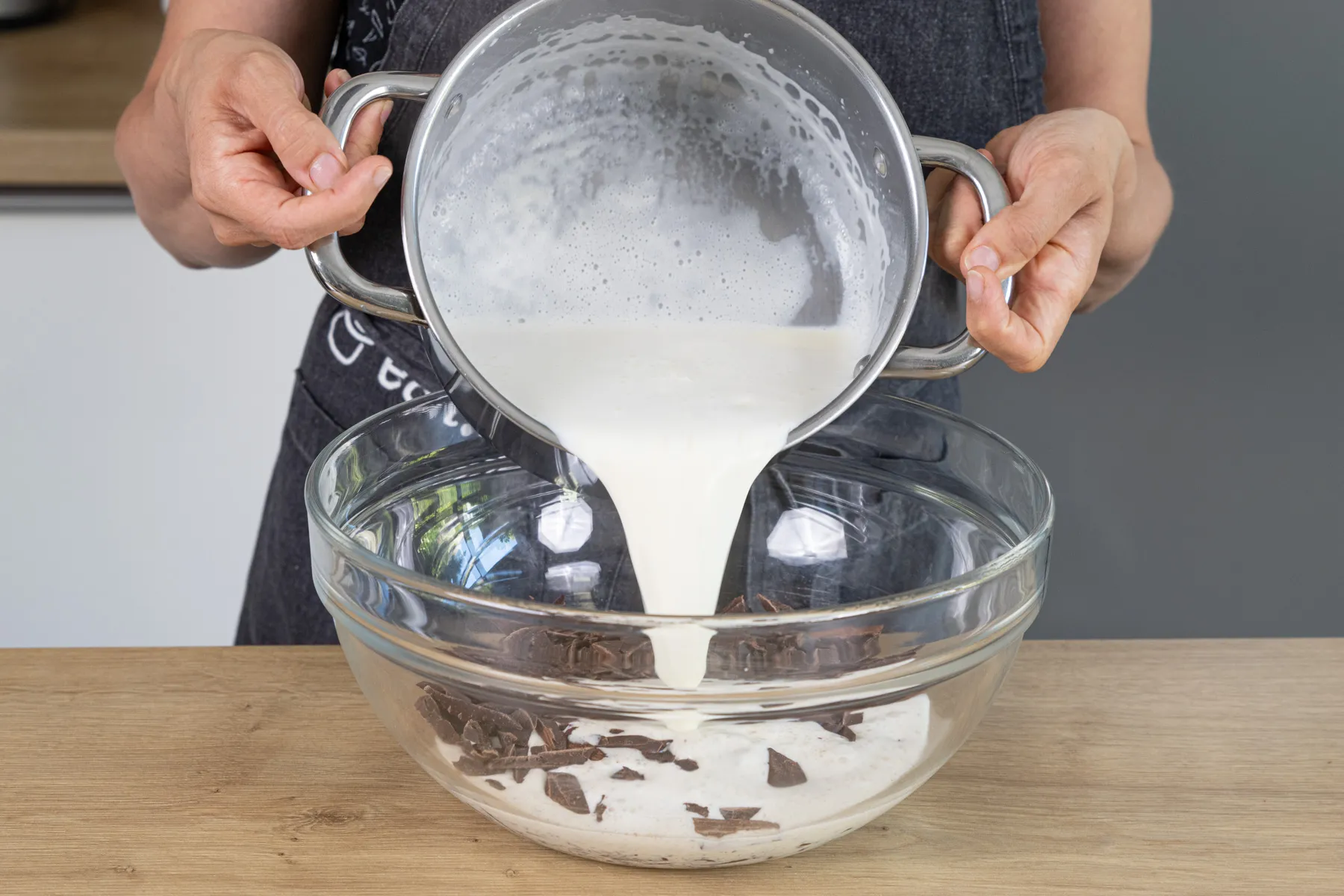 Heiße Sahne über gehackte Schokolade gießen