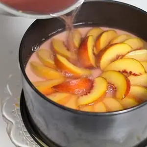 Heißer Guss über die Pfirsichspalten gießen