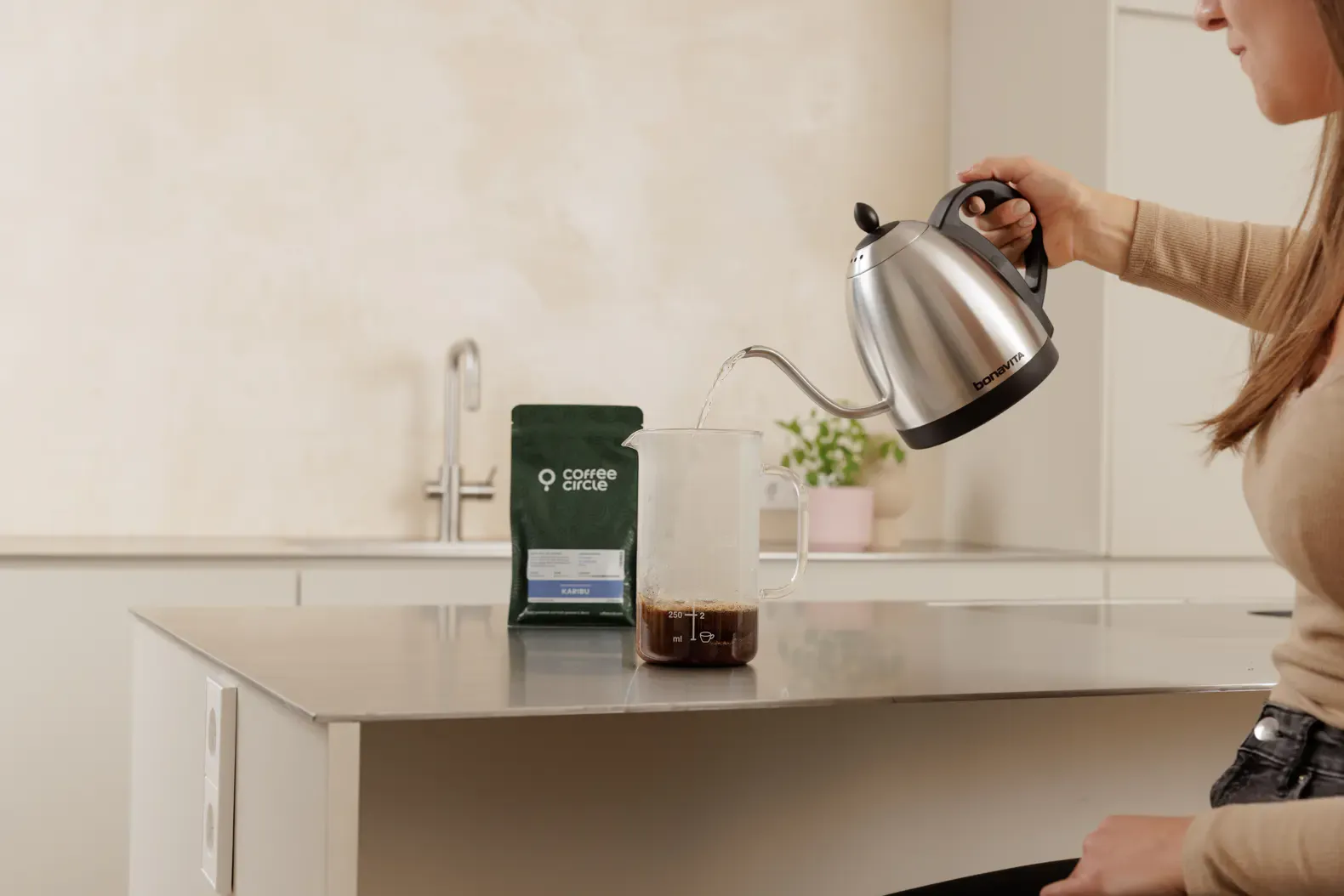 Heißes Wasser wird zügig in die French Press über das Kaffeepulver gegossen
