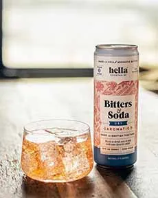 Hella Bitters & Soda auf Eis, ein erfrischender Genuss
