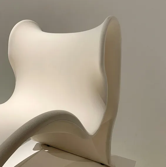 Helle, offene moderne Küche mit Kochinsel von Brigitte Küchen