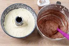 Heller Teig wird in die Gugelhupf-Form gefüllt