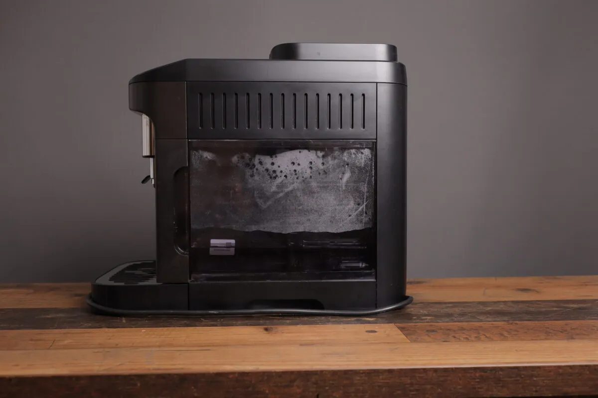 Herausnehmbarer Wassertank der De'Longhi Magnifica Evo