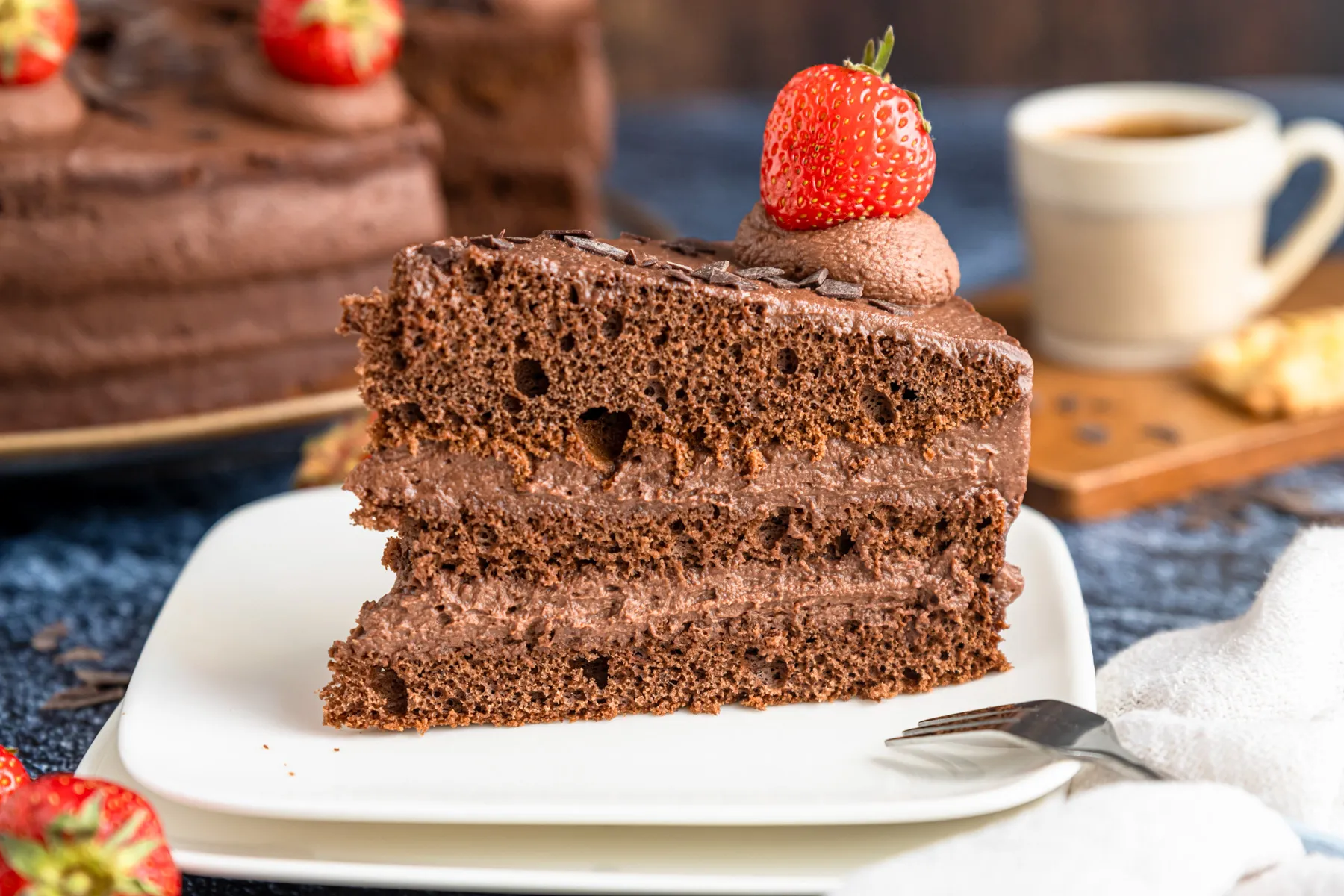 Herrliche einfache Schokosahnetorte mit Erdbeeren dekoriert