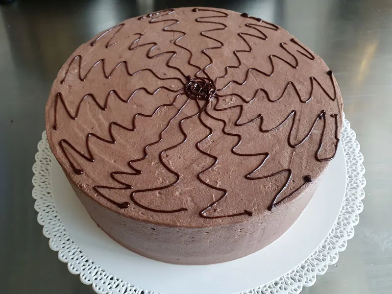 Herrliche Nougat-Sahne-Torte mit Schokoladenböden