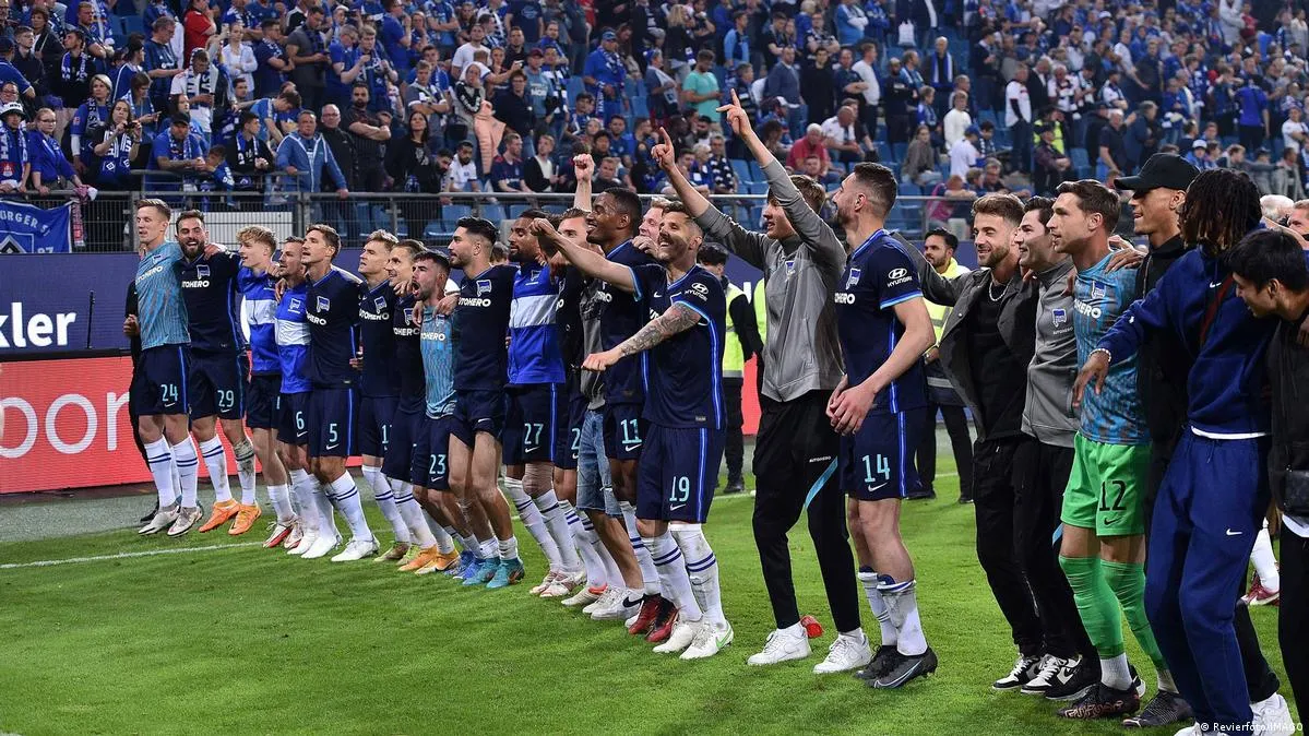 Hertha-Spieler feiern den Klassenerhalt mit den Fans