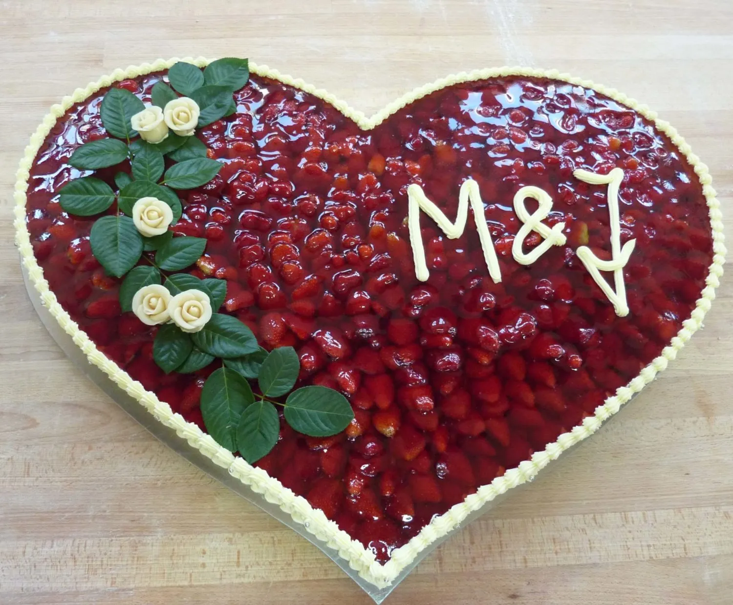 Herzförmige Erdbeertorte mit frischen Früchten