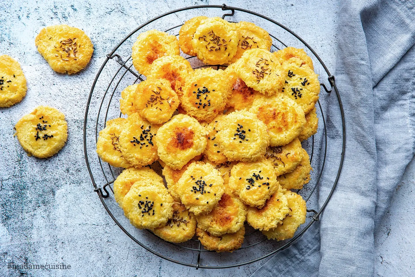 Herzhafte Käseplätzchen goldbraun gebacken und appetitlich angerichtet