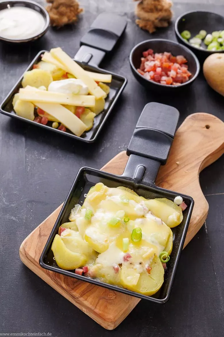 Herzhafte Raclette-Kartoffeln im beliebten Flammkuchen-Stil