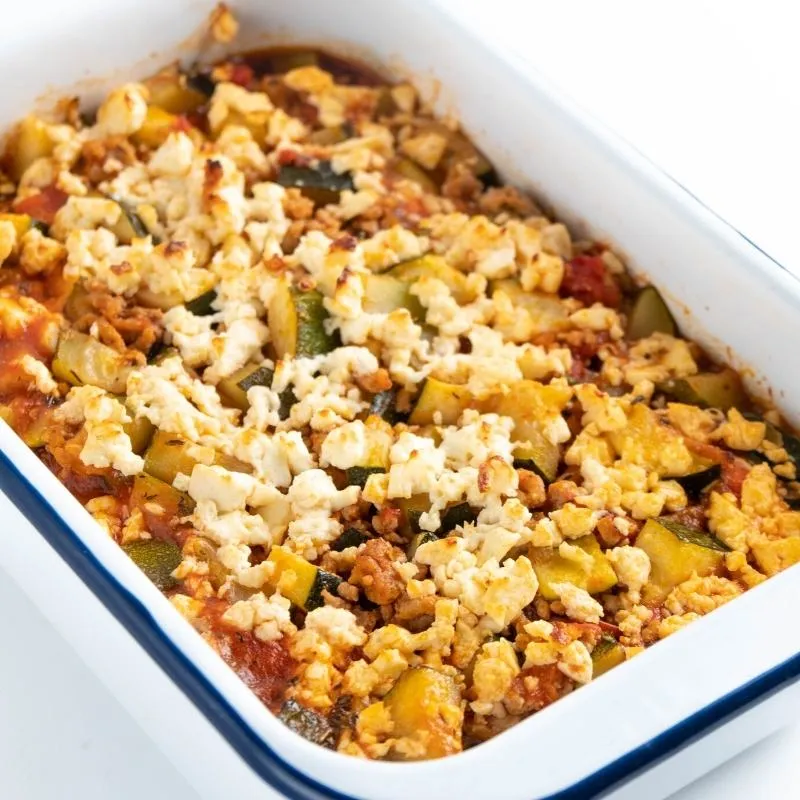 Herzhafter Low Carb Zucchini-Hackfleisch-Auflauf mit Feta