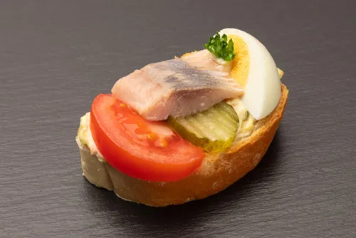 Herzhaftes Matjes Filet Sandwich, traditionell zubereitet