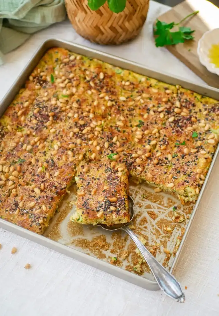 Herzhaftes Ofen-Omelette mit Zucchini und Halloumi