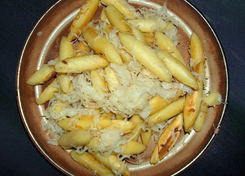 Herzhaftes Sauerkraut, serviert mit goldbraunen Schupfnudeln.