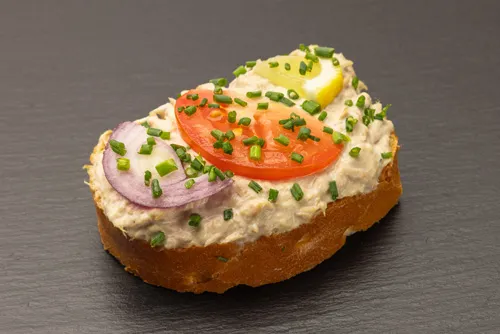 Herzhaftes Tunfisch-Salat Sandwich, reich an Geschmack