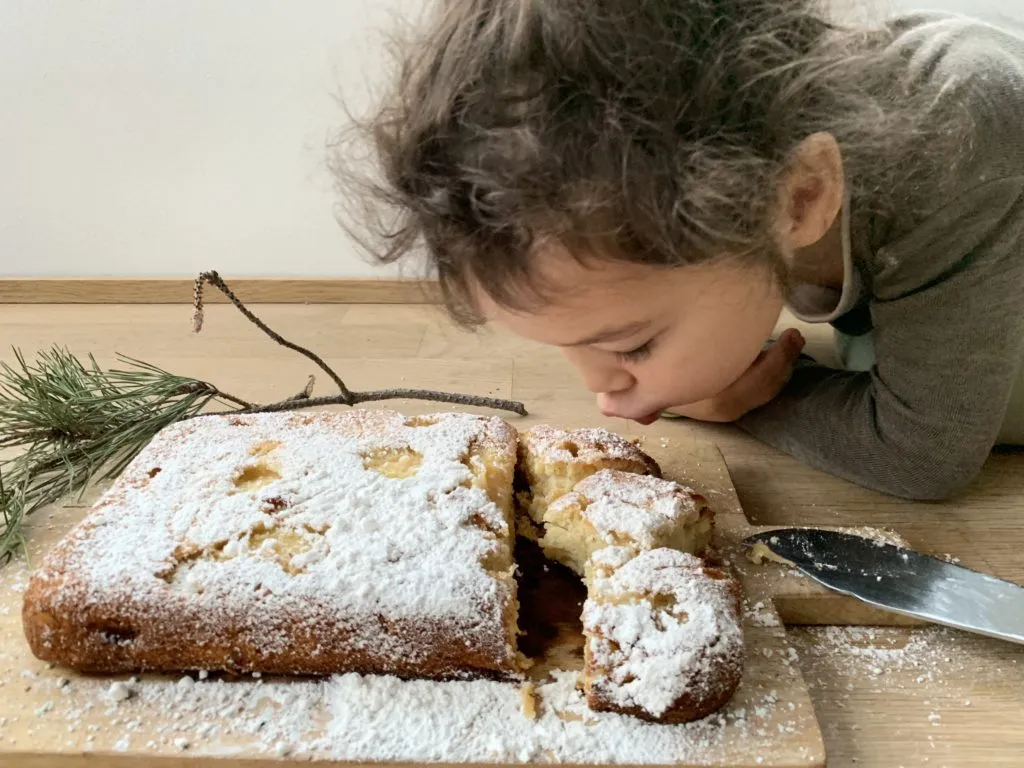 Himmlischer Apfelkuchen mit Puderzucker bestäubt und golden gebacken