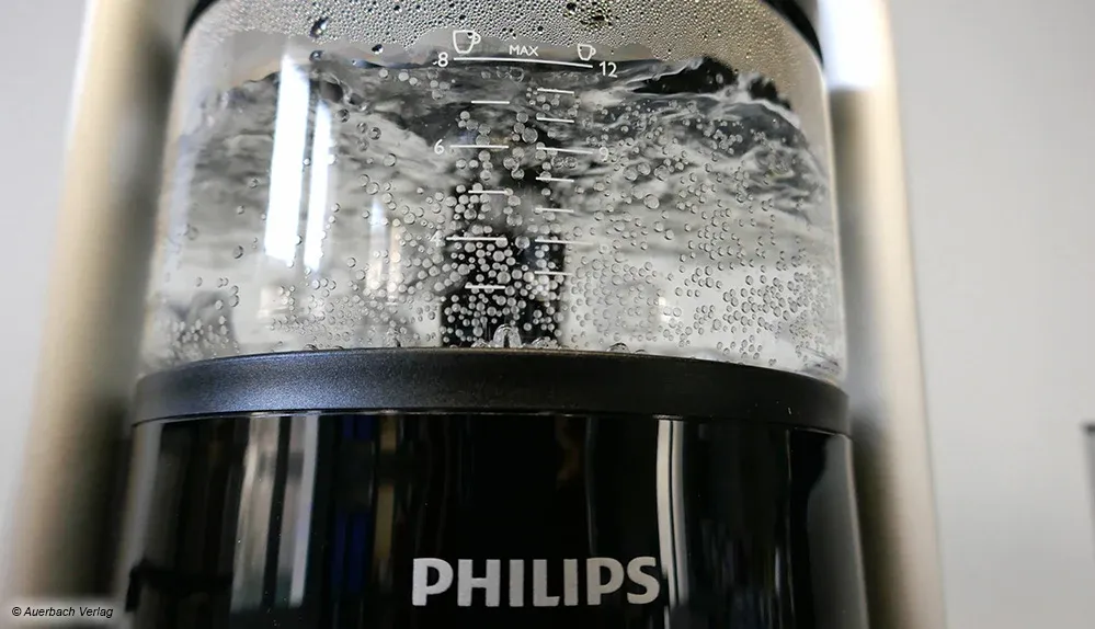 Hingucker: Bei der turmartigen Café Gourmet HD5408 von Philips kann man zusehen, wie das Wasser im Glastank erhitzt wird