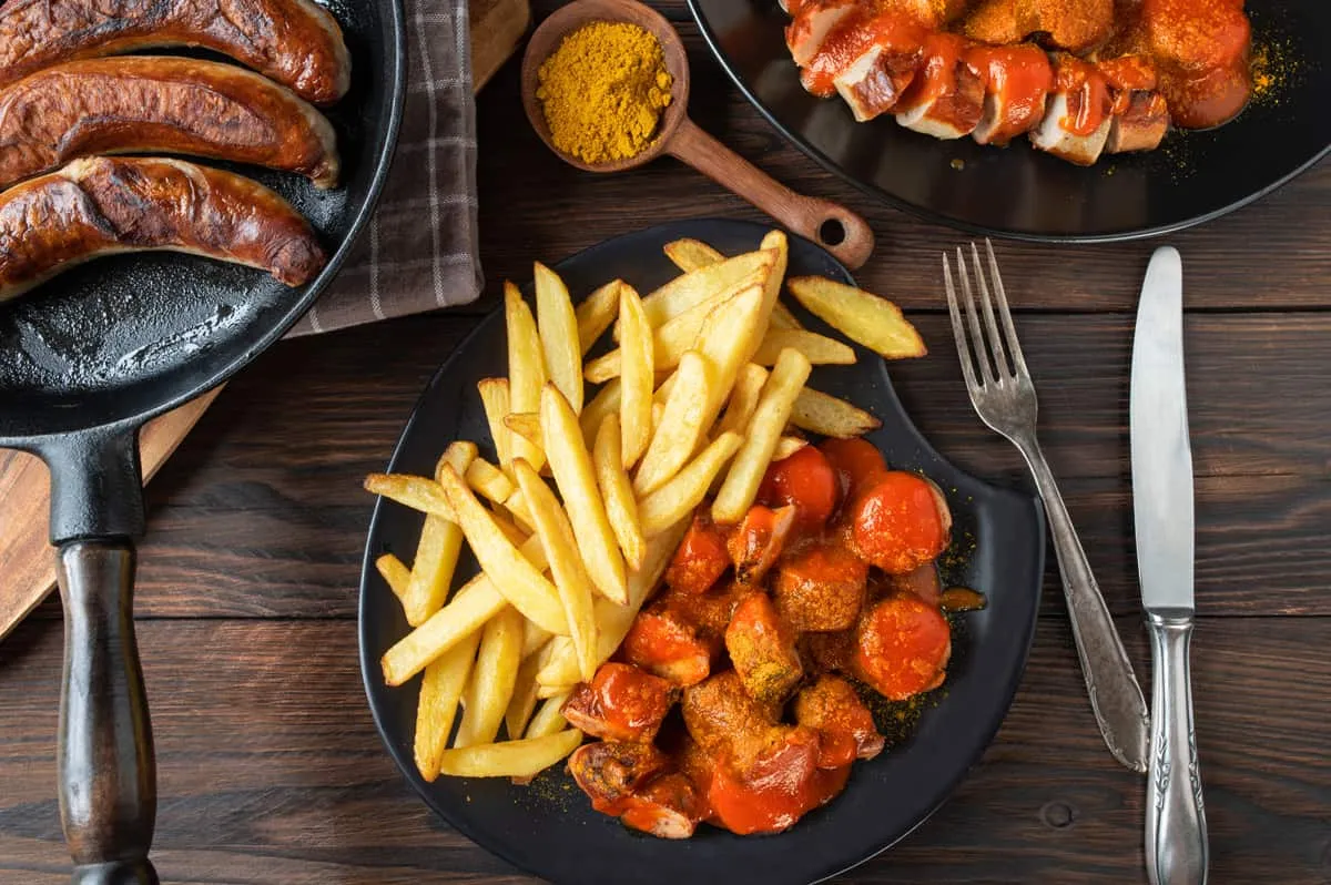 Historische Aufnahme einer Currywurst-Verkäuferin in Berlin