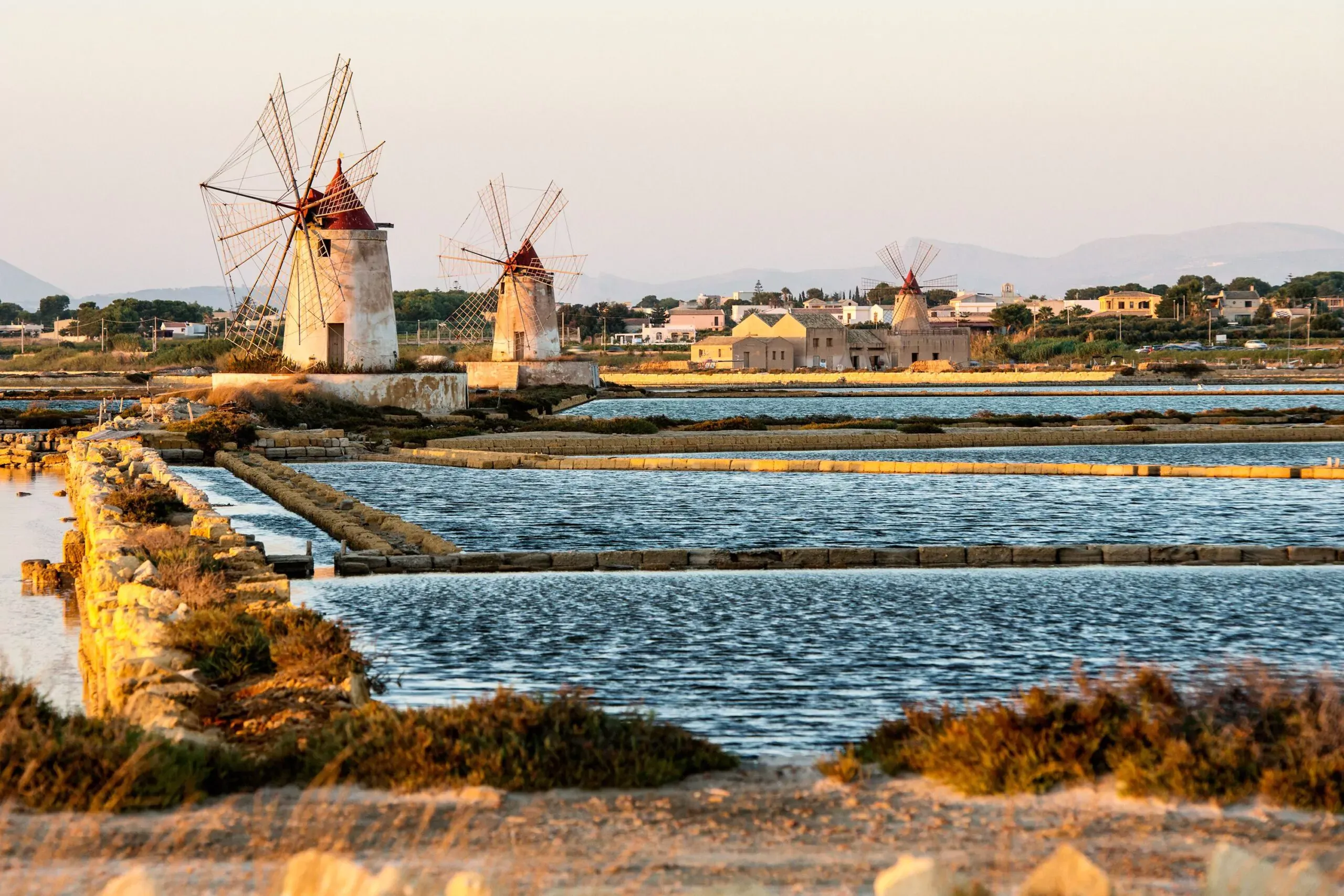 Historische Windmühlen in den Salzgärten von Trapani, Sizilien