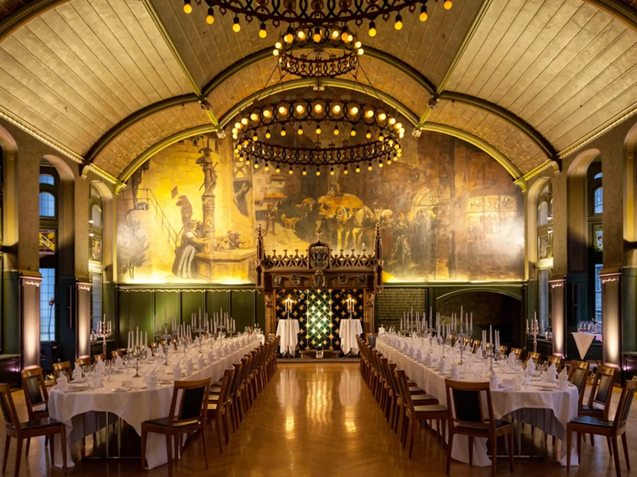 Historischer Zunftsaal der Safran Zunft in Basel mit elegant gedeckten Tischen