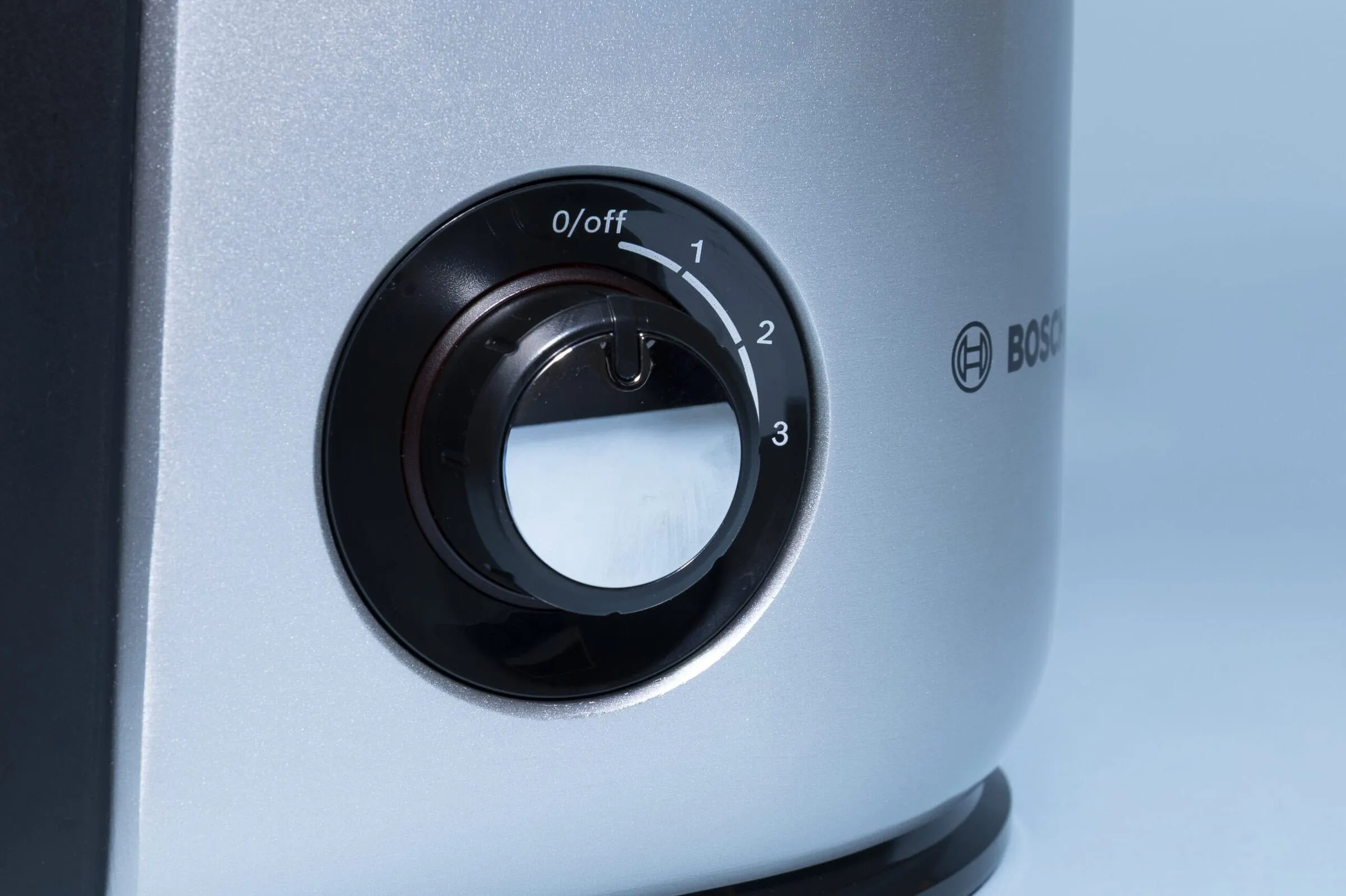 Hochwertiger Drehregler des Bosch VitaJuice 4 mit Leuchtring für einfache Bedienung