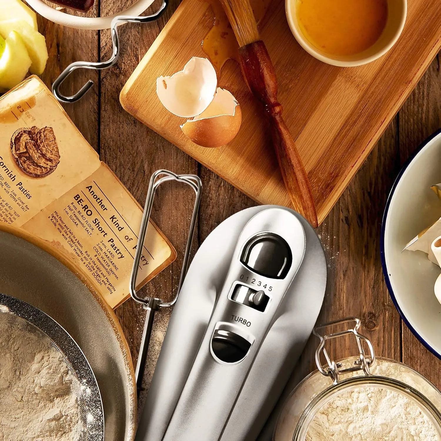 Hochwertiger Handmixer HM4 mit Zubehör, bereit für den Einsatz in der Küche