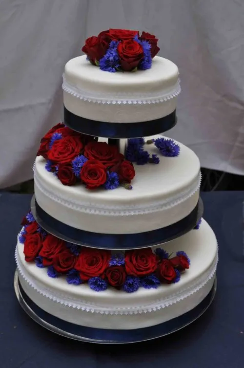 Hochzeitstorte in Weiß mit einem zarten Spitzenmuster