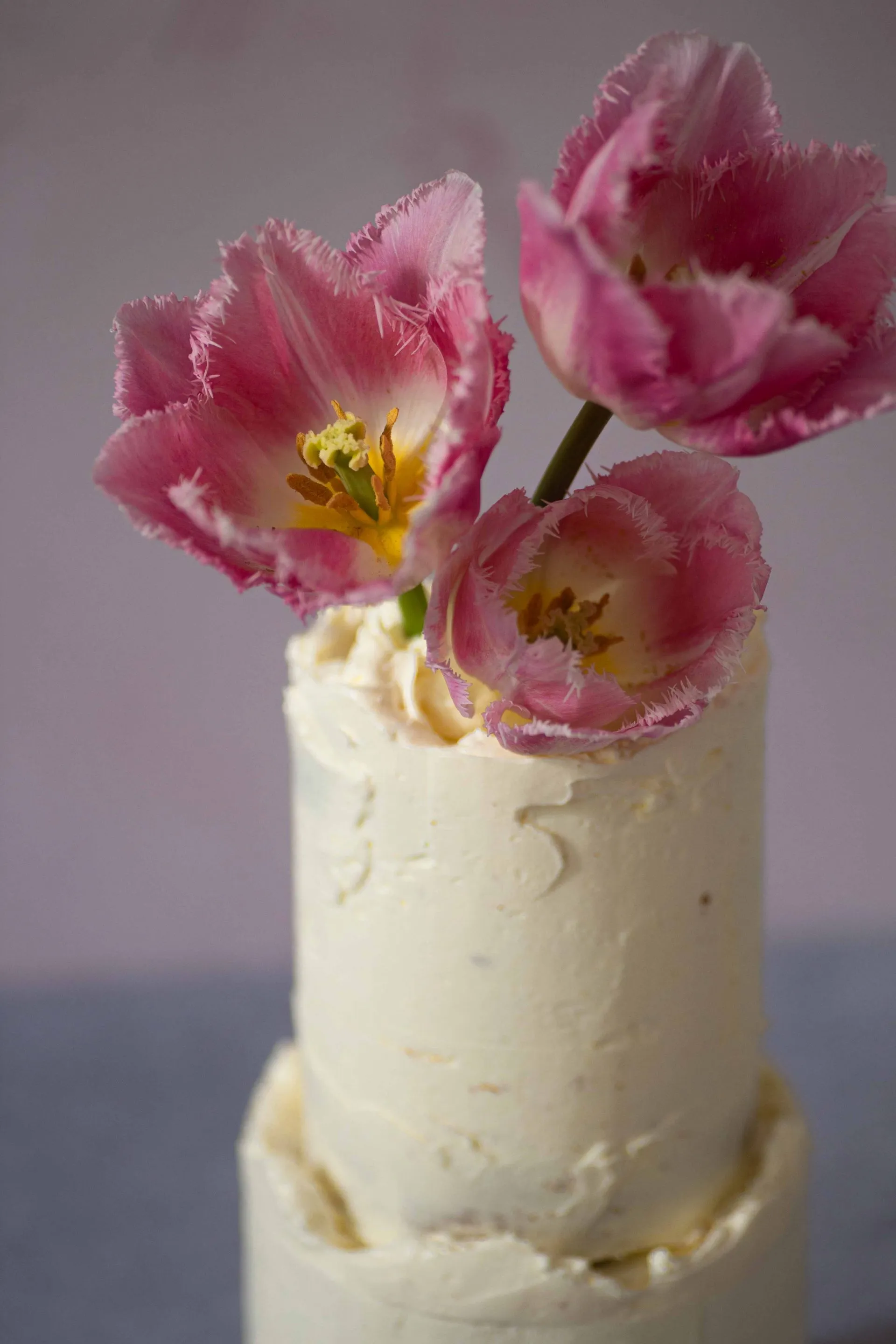 Hochzeitstorte mit frischen Blüten und Blattgold