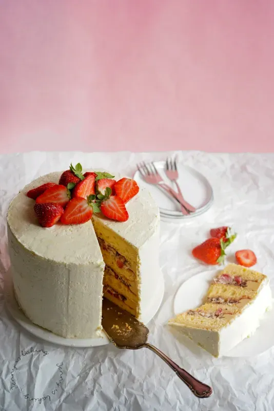 Hohe Erdbeer-Stracciatella-Torte