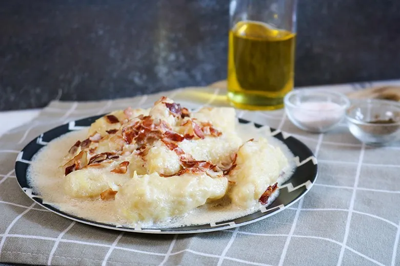 Hoorische, traditionelle saarländische Kartoffelklöße auf einem Teller